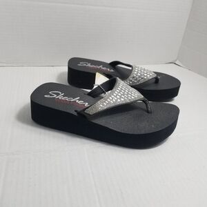 NWT SKECHERS WOMEN'S BLACK AND SILVER SANDALS SIZE 6